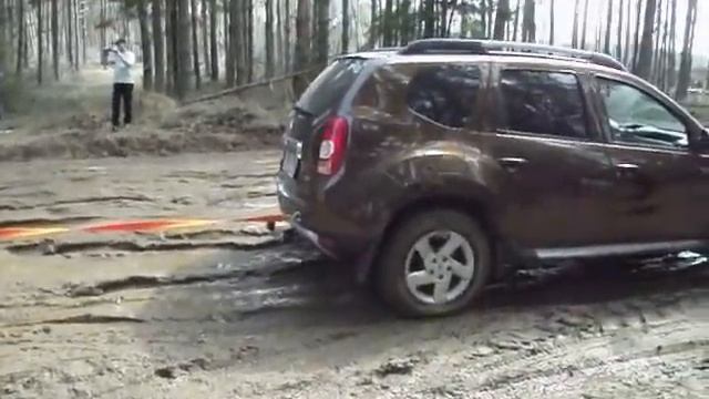 Renault Duster тащит Фокус из грязи ч.2 смотреть онлайн