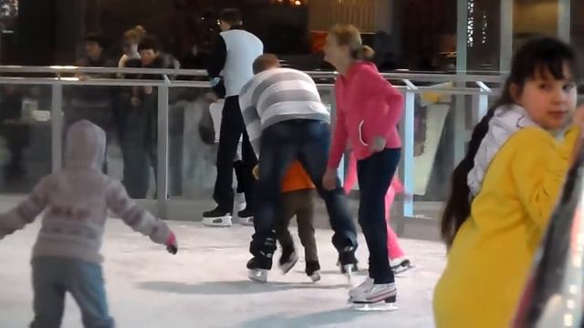 каток в ТЦ ИЮНЬ смотреть онлайн