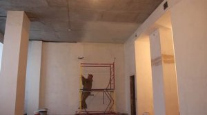 Безвоздушная покраска бетонного потолка краской Rossetti, R-07.