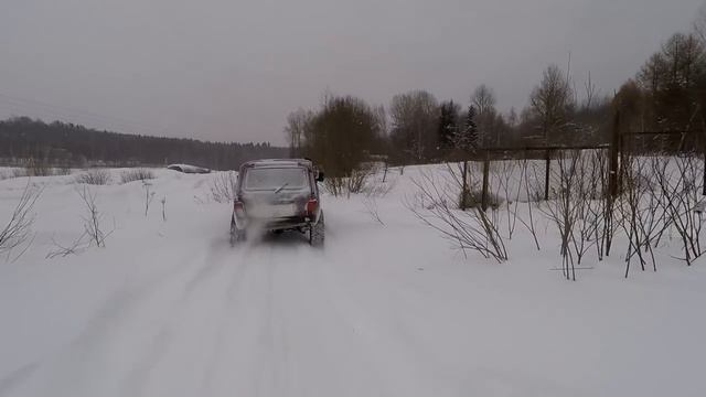 Покатушки по бездорожью в мороз. Нива на трассе эндуро. Езда на снегоходе. Тундра в снегу. смотреть онлайн