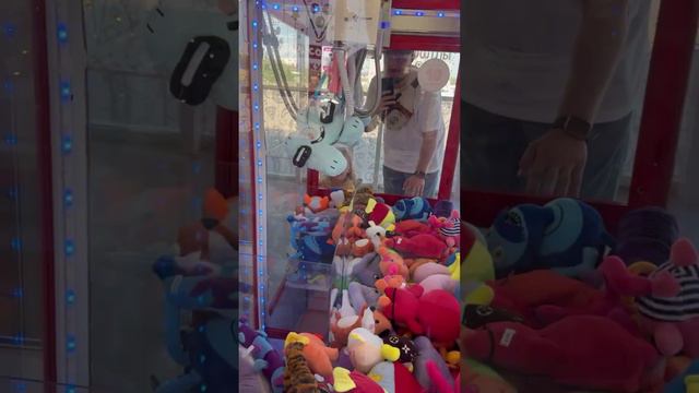 З игрушки за 50 руб! Аппарат хватайка раздает игрушки!! Супер улов👍🏻 Папа и дочка счастливы😍 ч.1 смотреть онлайн