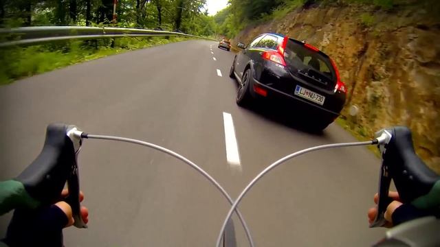 Extreme Road bike downhill. Overtaking cars. смотреть онлайн