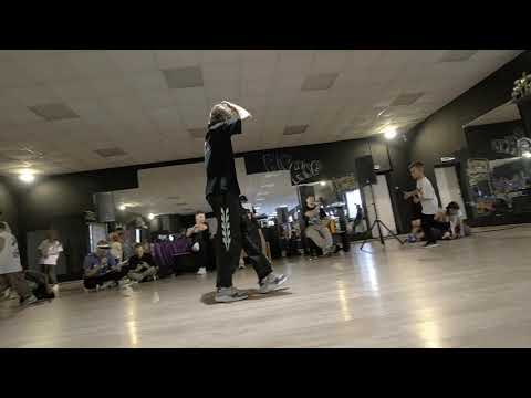 Брейкданс батл ↔ Дети до 2х лет ↔ Lola vs Sanych ↔ 1'8 ↔ WHO IS WIN #whoiswin #bmvideo смотреть онлайн