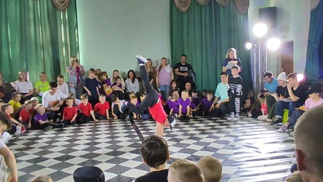 День1 11-Отбор (наша группа в тёмно-синих футболках) смотреть онлайн