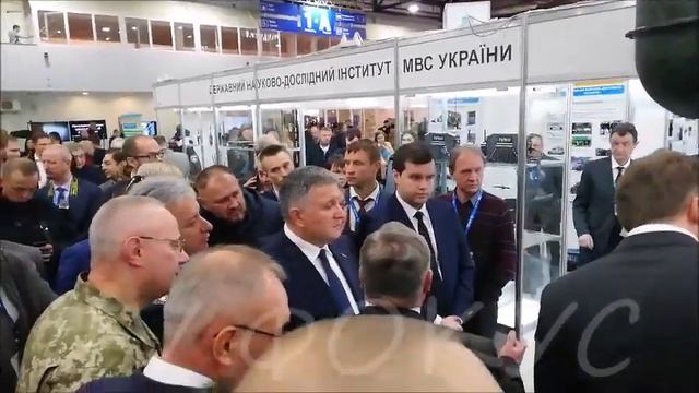 Виставка Зброя та Безпека – 2019. Аваков, Загороднюк и Хомчак инспектируют выставку. Часть 5. смотреть онлайн