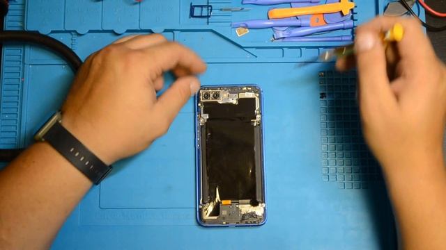 Как разобрать Huawei Honor 10, инструкция по разбору смартфона. How to disassemble smartphone смотреть онлайн