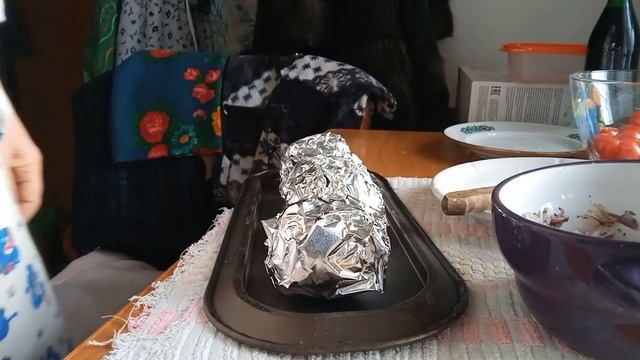 #живемвдеревне #картошечка в фольге в топке печи ??