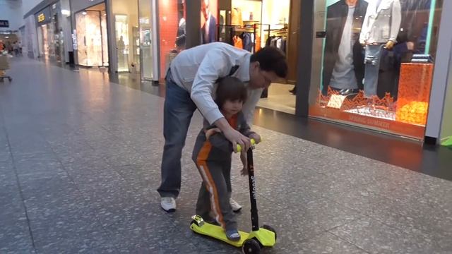 Папа учит Давида кататься на самокате! Новый самокат 21st ScooTer. смотреть онлайн