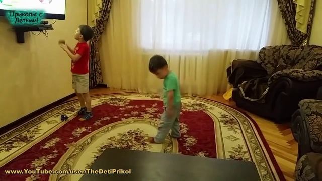 Брейк Данс Танцуют Дети Дома! Приколы с Детьми! Funny Kids! смотреть онлайн