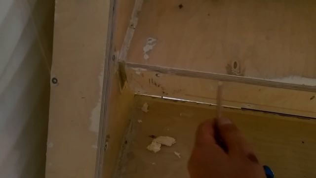 Что он творит с лестницей из фанеры!! Фанеровка в жилом доме лестницы дубом смотреть онлайн