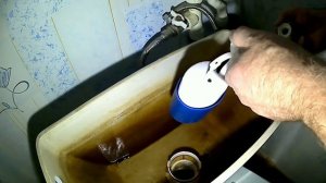 Как разобрать запорную арматуру и не испортить бачок унитаза.