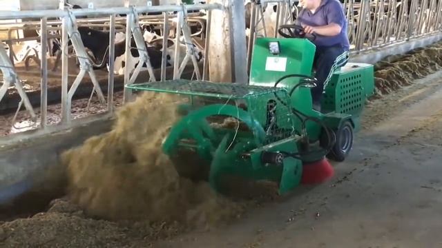 Многофункциональная машина для пододвигания кормов в комплекте со шнеком для корма и щеткой смотреть онлайн