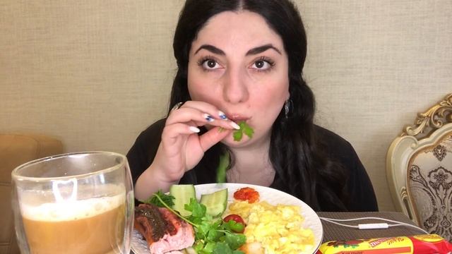 ПОКУШАЕМ ВМЕСТЕ ? / МУКБАНГ / СКРЭМБЛ ? СЫР ТЯНЕТСЯ ? ВКУСНО / КОФЕ ЛАТТЕ / MUKBANG SCRAMBLED EGGS смотреть онлайн