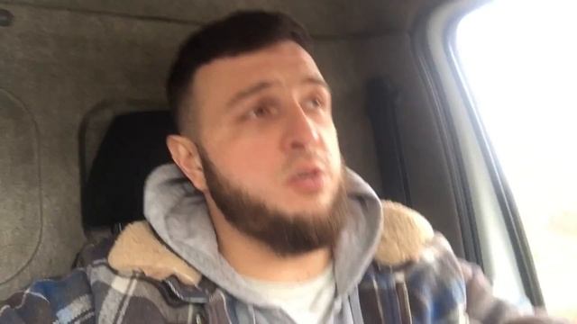 Из-за Сильного ветра пострадали автомобили / Дерево упало на крышу машины. смотреть онлайн