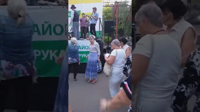 Одесса. Воскресный вечер в сквере на Таирово. смотреть онлайн