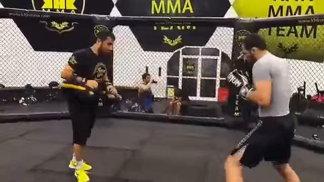 ЛЕЗГИНСКИЙ боец Ислам Мамедов на сборах в Бахрейне