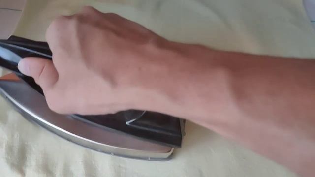 Глажу вещи после стирки в замедленной съёмке смотреть онлайн