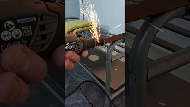 Dremel 3000 vs Bosch GRO 12V-35 - Trennen Winkeleisen - cuting steel смотреть онлайн