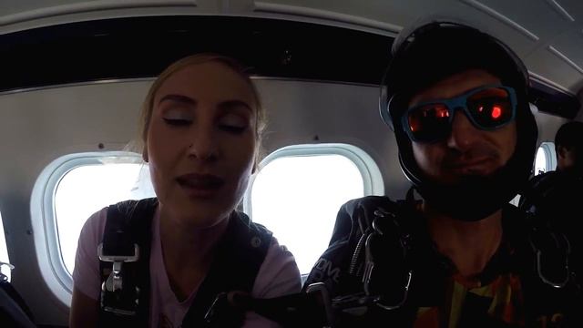 My first tandem jump in Skydive Dubai Мой первый прыжок с парашютом! Тандем в СкайДайв Дубаи! смотреть онлайн