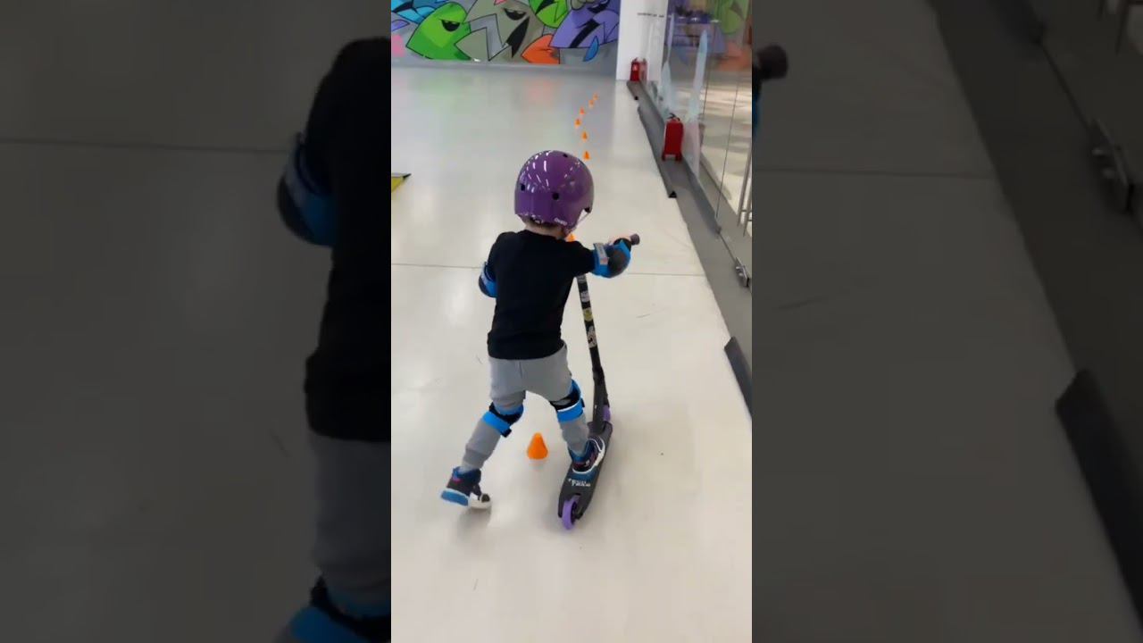 Кататься на самокате могут даже самые маленькие! смотреть онлайн