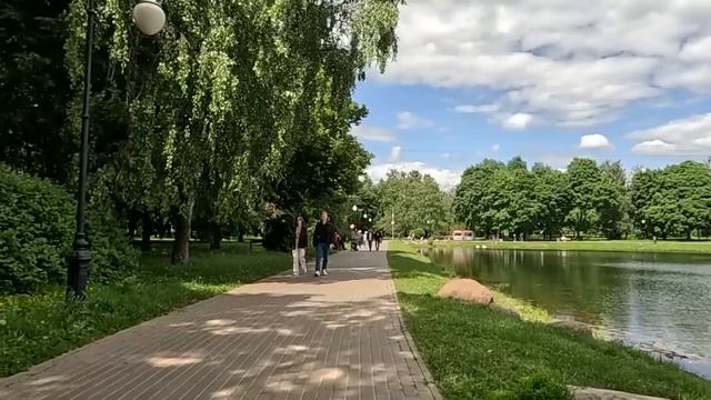 В награду за спасение сына, шеф оплатил свадьбу беременной техничке, а заметив у невесты странность смотреть онлайн