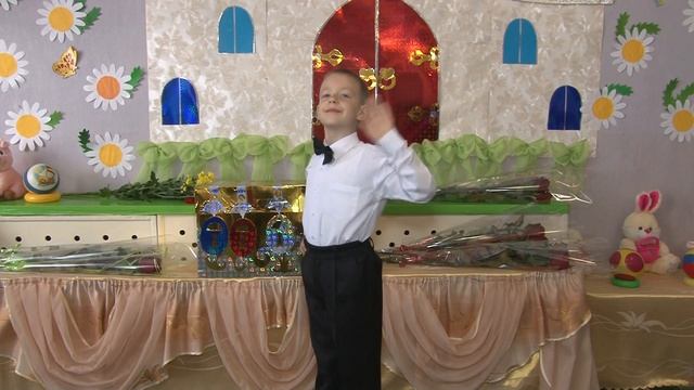 За окошком солнце, за окошком май. Садику родному скажем мы: «Прощай!»   (Фрагмент выпускного.)