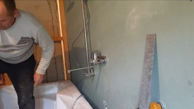 Наконец то установили ванну,без брака не обошлось!