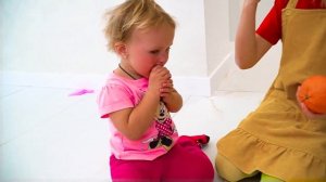 Марго и маленькая Марья показывает правила поведения для детей