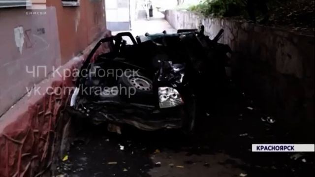 В Красноярске машина слетела с моста и превратилась в груду металла: есть пострадавшие смотреть онлайн