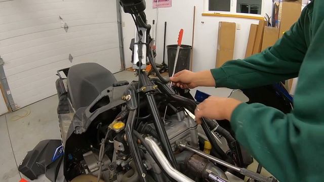 Oil Change and Spark Plug Replacement on Arctic Cat Bearcat 3000. смотреть онлайн