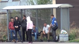 ГРОМКО ПЕРДИТ НА МУЖИКОВ /ПРАНК НАД ЛЮДЬМИ /РЕАКЦИЯ ЛЮДЕЙ НА ПЕРДЁЖ /Пранк