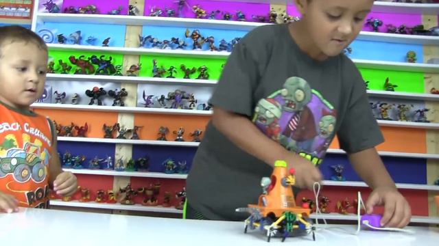 Plants vs. Zombies K'nex: Motorized CONE MECH!! Timelapse Build & Review w/ Chase, Mike & Dad смотреть онлайн
