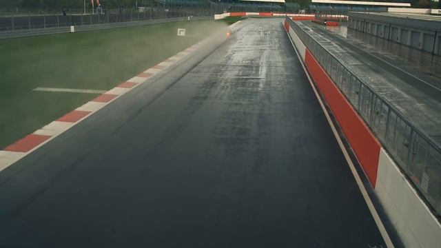 ULTIMATE TEST DRIVE: Martin Brundle drives the F1 W06 Hybrid! смотреть онлайн