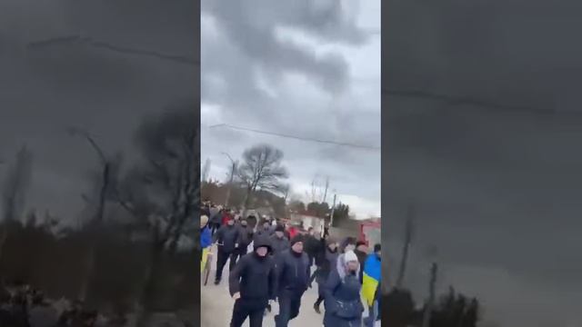 Конечный железнодорожный пункт на админгранице с Крымом. Люди поют украинский гимн. смотреть онлайн