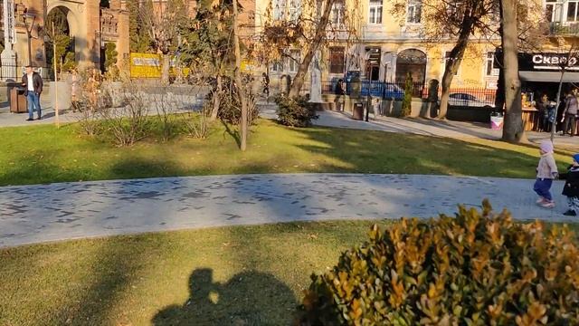 Сквер возле главного корпуса ЧНУ - состояние и обстановка спустя полгода после ремонта смотреть онлайн