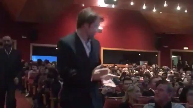 Роберт на премьере фильма Маяк в Каннах 2 смотреть онлайн