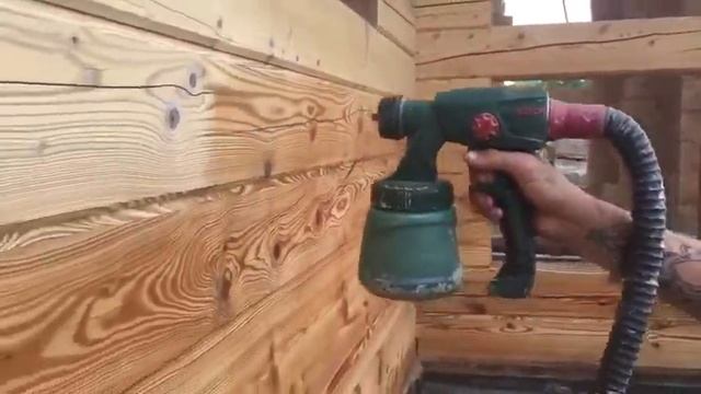 Наносим грунт-пропитку на поверхность деревянного бруса. смотреть онлайн