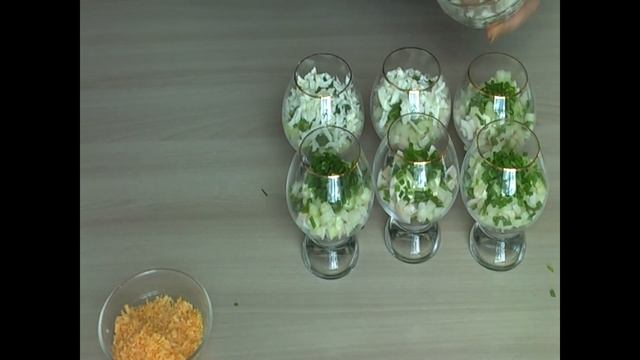 Салат кальмаровый с чукой и чиа  / Салат с курицей, манго и проростками маш