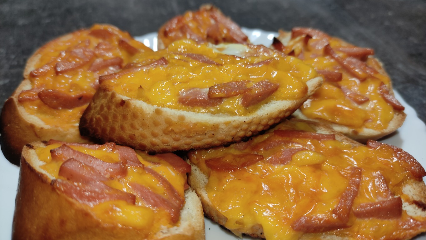 Мягкие и сочные бутерброды с сосиской