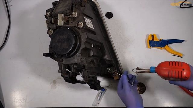 Replacement repair LED driver VOLVO FH13 / FM 82237133 - How to disassemble the lamp driver смотреть онлайн