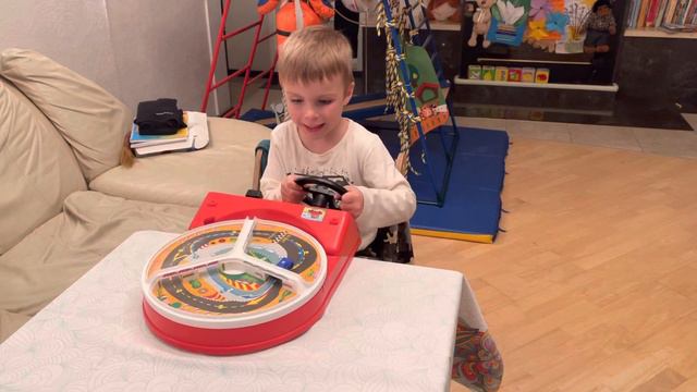 Кирюня играет в игру «За рулём» смотреть онлайн