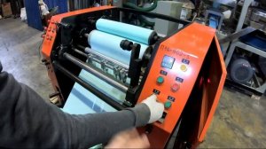 Перемотчик стрейч пленки FJJ550 в процессе работы