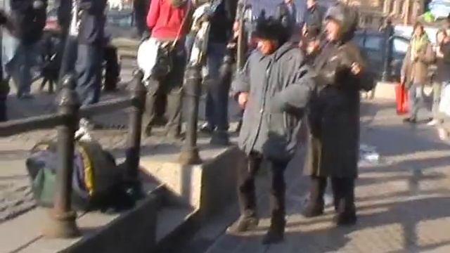 Пьяные бабки на Сенной площади в Питере 9 апреля 2006 смотреть онлайн