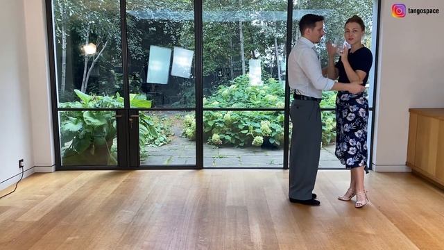 Going Around The Leader: Cambio De Frente + Sacada + Boleo (intermediate tango steps) смотреть онлайн