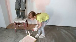 Покраска стен по цементной шпаклевке в нашей пристройке. Красим фасадной краской. Ремонт на даче :)