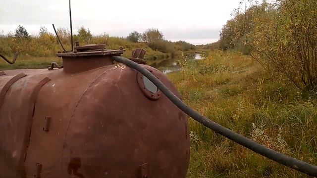 Наливаем воду в бочку трактором.Вакуум. смотреть онлайн