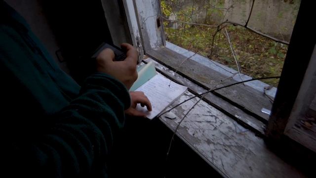 Брошенные ДАЧИ ПРИПЯТЧАН ☢️ спустя 35 лет тишины. Нашли дом сталкеров из 2003 года??? смотреть онлайн
