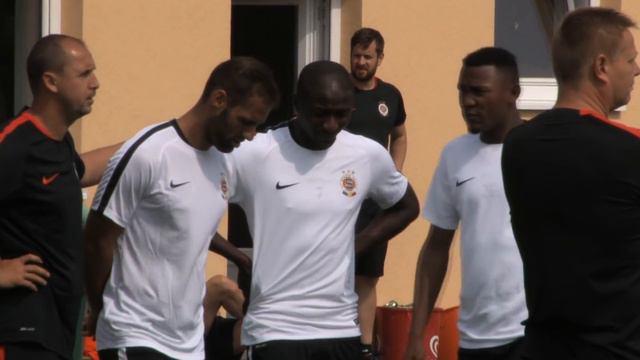 RAKOUSKÉ SOUSTŘEDĚNÍ: Kehinde Fatai se představuje смотреть онлайн