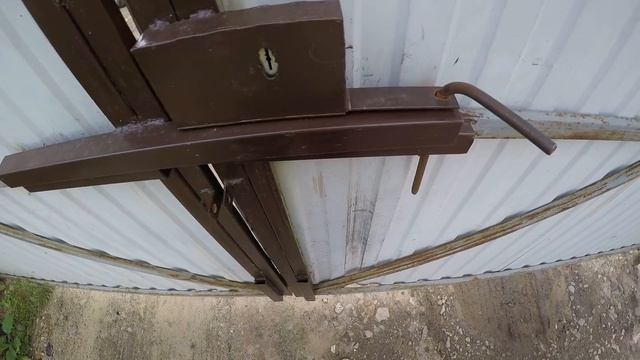 Необычный засов на воротах