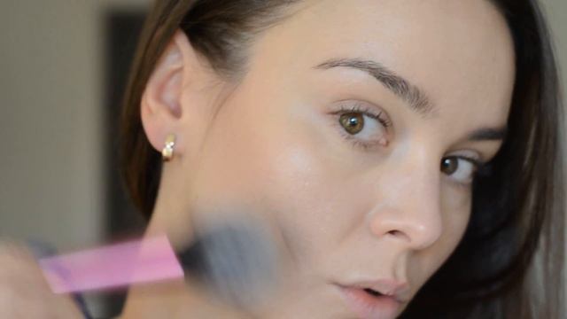 Как убрать щеки и нарисовать скулы с Golce&Gabbana Tan the blush HAUL смотреть онлайн